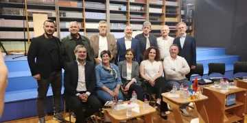 Ministri Çeku dhe kandidatët e LVV-së takojnë veteranët e arsimit në Prizren