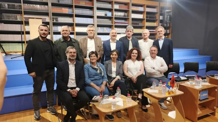Ministri Çeku dhe kandidatët e LVV-së takojnë veteranët e arsimit në Prizren