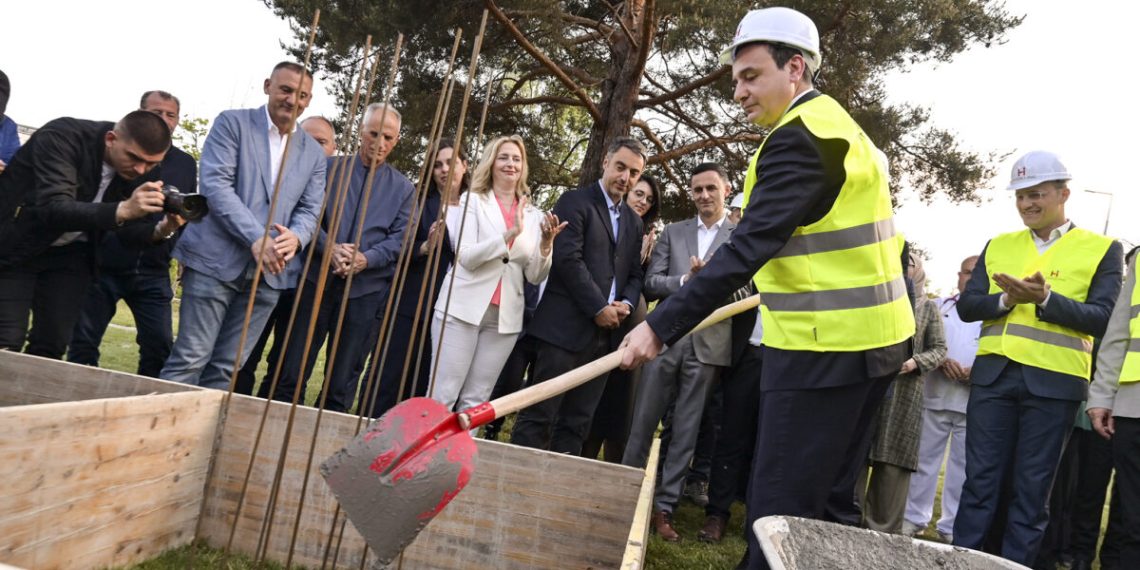 Vendoset gurthemeli i Repartit të Pediatrisë në Spitalin e Gjilanit, Kurti: Vlera e investimit është afër 1 milion euro