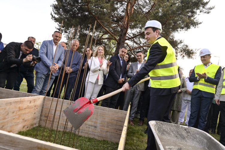 Vendoset gurthemeli i Repartit të Pediatrisë në Spitalin e Gjilanit, Kurti: Vlera e investimit është afër 1 milion euro
