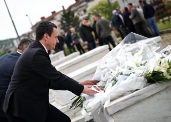 Kurti bëri homazhe te varri i heroit Bahri Fazliu