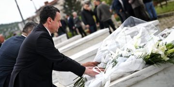 Kurti bëri homazhe te varri i heroit Bahri Fazliu