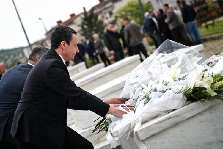Kurti bëri homazhe te varri i heroit Bahri Fazliu