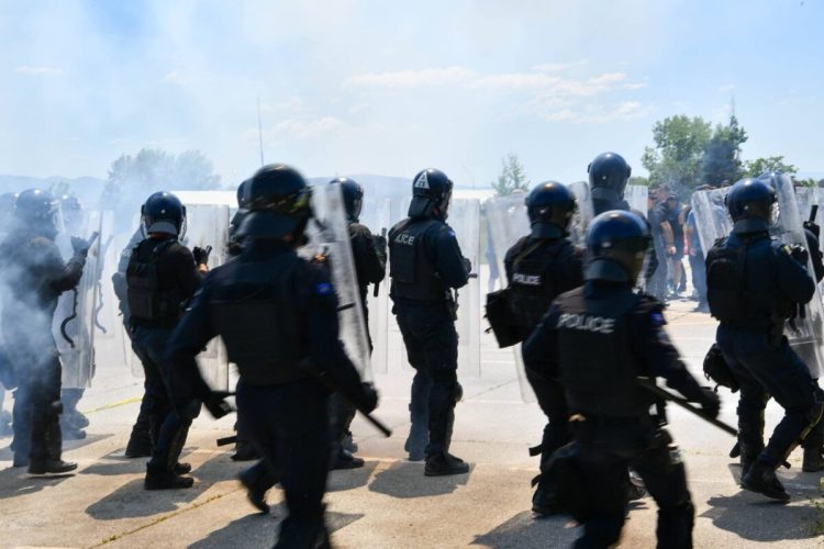 65 zyrtarë policorë trajnohen për “Ballafaqimin me turma” në Vrellë