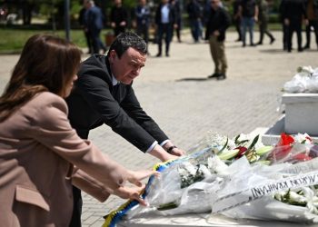 Kurti me Haxhiun bëjnë homazhe te varri i dëshmorit Agron Rrahmani