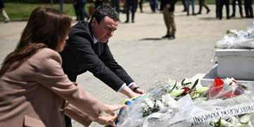 Kurti me Haxhiun bëjnë homazhe te varri i dëshmorit Agron Rrahmani