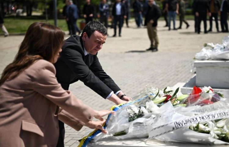 Kurti me Haxhiun bëjnë homazhe te varri i dëshmorit Agron Rrahmani