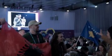 Incident në Eurovision, delegacionit serb i pengon flamuri i Kosovës