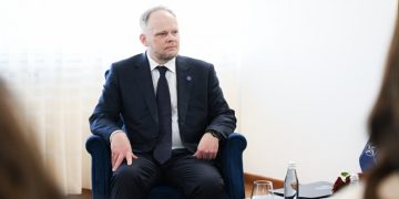 Hamilton: Angazhimi afatgjatë i NATO në Kosovë mbetet jetik për stabilitet