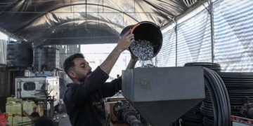 G@za, plastika e mbledhur nga mbeturinat po shndërrohet në tuba për të përmbushur nevojat për ujë