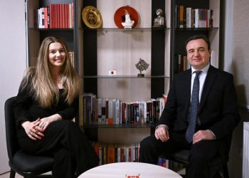 Albin Kurti prezanton Krenare Çerkinin si kandidate e VV-së për deputete