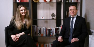 Albin Kurti prezanton Krenare Çerkinin si kandidate e VV-së për deputete