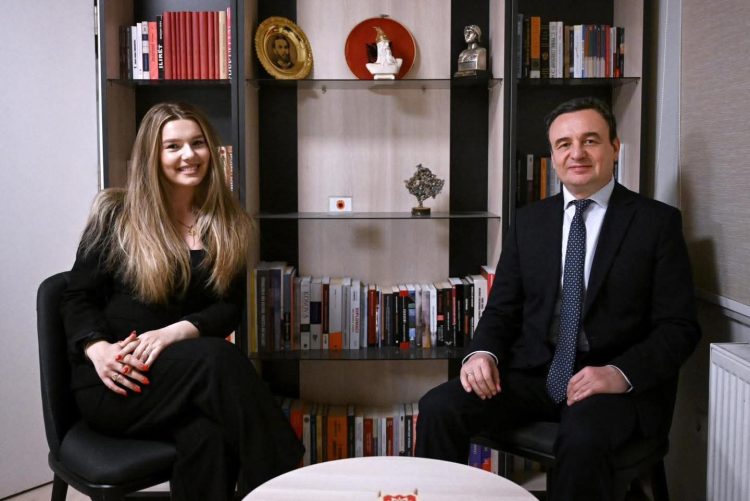 Albin Kurti prezanton Krenare Çerkinin si kandidate e VV-së për deputete