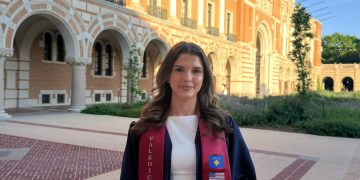 Gonxhe Halimi nga Gjilani diplomon si studente e dalluar në SHBA për shkencat kompjuterike