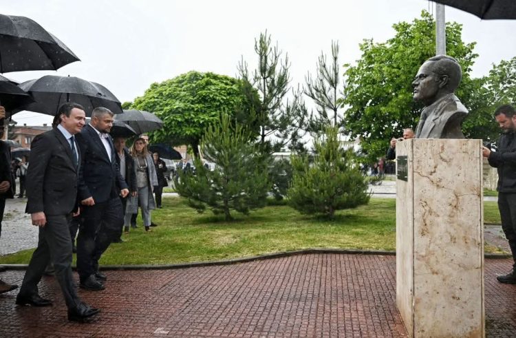 Në përvjetorin e zhdúkjes së profesorit Ukshin Hoti, Kurti vizitoi Shtëpinë Muze në Krushë të Madhe