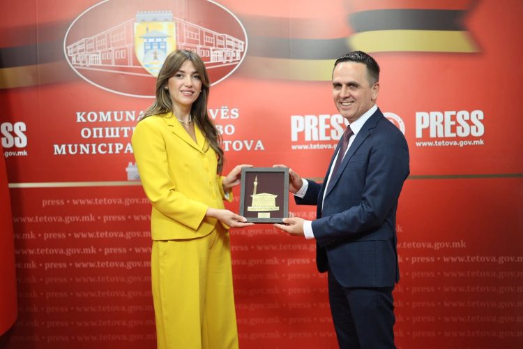 Bilall Kasami pret në Tetovë presidenten në detyrë të Kosovës, Albulena Haxhiu