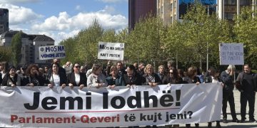 ‘Jemi lodhë’ – punëtorët e sektorit privat protestojnë për të drejtat e tyre në 1 Maj