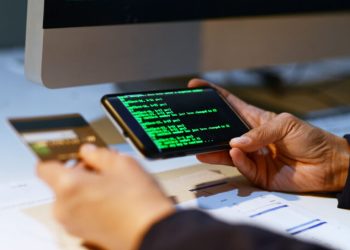 Pranoi mesazh mashtrues për kartelën bankare, gruas në veri i vidhen 500 euro