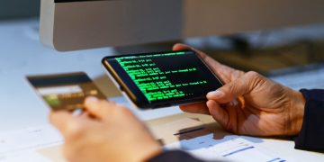 Pranoi mesazh mashtrues për kartelën bankare, gruas në veri i vidhen 500 euro
