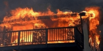 Digjet një shtëpi e braktisur në Prizren, dyshohet për shpërthim nga bombola e gazit