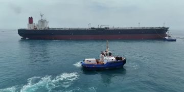 Dy raketa godasin një anije luftarake amerikane në Hormuz, raportojnë mediat iraniane