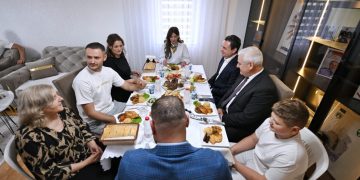 Kurti dhe Haxhiu vizitojnë familjet e heronjve Afrim Bunjaku e Enver Zymeri në ditën e Kurban Bajramit