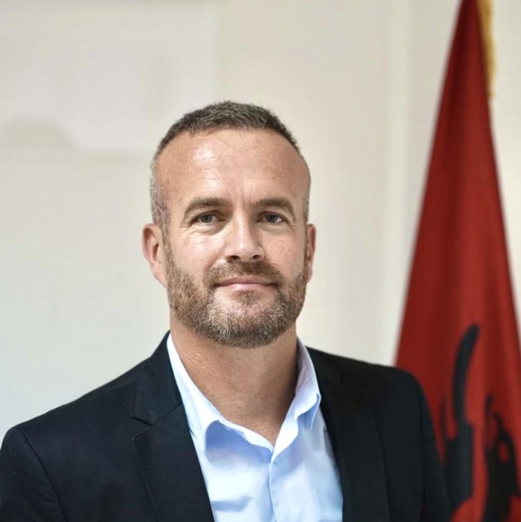 “Kur je me gra nuk sulmohet njeriu”, reagon Hysni Mehani pas incidentit me Sami Lushtaku