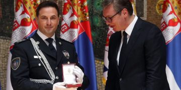 Media kroate / Skandal në Serbi: Policët djegin trupin e mafiozit, shefi i tyre fshin pamjet