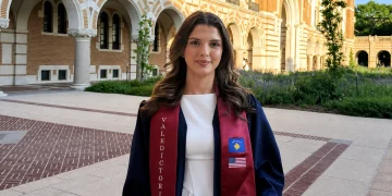 Gonxhe Halimi nga Kosova diplomon si studentja më e dalluar në SHBA e Shkencave Kompjuterike