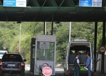 Rikthehet qarkullimi në kufirin mes Kosovës dhe Maqedonisë pas ndërprerjes së sistemit