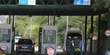 Rikthehet qarkullimi në kufirin mes Kosovës dhe Maqedonisë pas ndërprerjes së sistemit