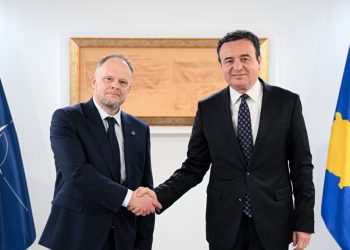 Kurti takon zyrtarin e NATO-s, diskutojnë për Xhandarmërinë dhe forcimin e sigurisë në vend