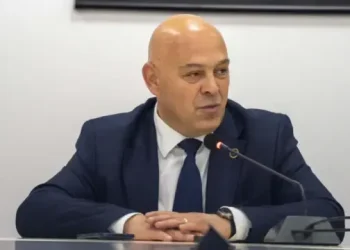 Gjini reagon ashpër, shkarkon drejtorin pas skandalit në “Piranja”: Akt i turpshëm, nuk përfaqëson as Gjakovën e as Aleancën!
