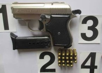Policia gjen armë, fishekë e një thikë gjatë një kontrolli në një shkollë në Skenderaj