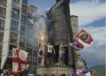 Simbolet nacionaliste në defilenë e maturantëve serbë në veri: mes flamujve serb edhe flamuri rus me ikone fetare