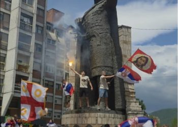 Simbolet nacionaliste në defilenë e maturantëve serbë në veri: mes flamujve serb edhe flamuri rus me ikone fetare