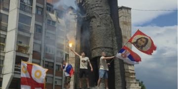 Simbolet nacionaliste në defilenë e maturantëve serbë në veri: mes flamujve serb edhe flamuri rus me ikone fetare
