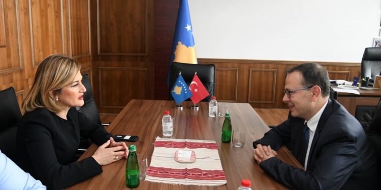 Kusari-Lila takon ambasadorin turk, diskutohen investimet dhe rinegocimi i Marrëveshjes së Tregtisë së Lirë