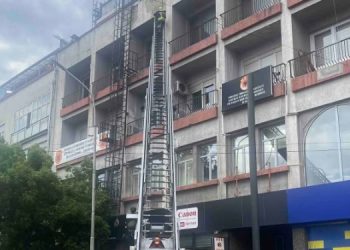 Bie fasada nga një ndërtesë e objektit banesor në Prishtinë, intervenojnë ekipet emergjente