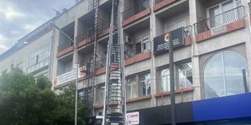 Bie fasada nga një ndërtesë e objektit banesor në Prishtinë, intervenojnë ekipet emergjente