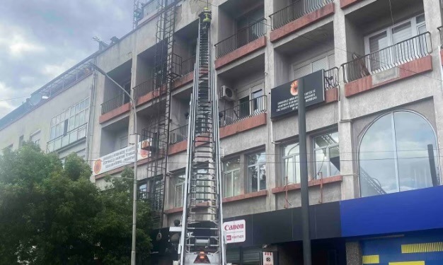 Bie fasada nga një ndërtesë e objektit banesor në Prishtinë, intervenojnë ekipet emergjente