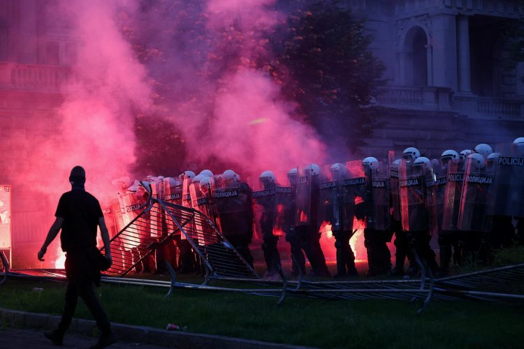 Protesta e studentëve në Beograd, Daçiq: 23 persona të ndaluar, disa policë të lënduar