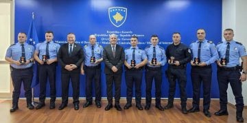 Tetë zyrtarë policorë nderohen me medalje për shpëtim jete
