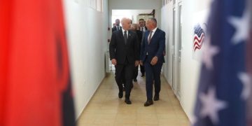 Kamberi pas takimit me kongresmenët: Shqiptarët po përballen me diskriminim