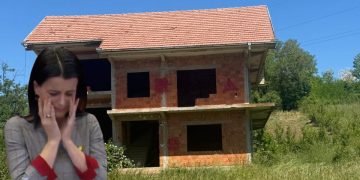“Doja të hyja në dhomën ku ndodhi krimi, por s’munda” – Vasfije Krasniqi viziton shtëpinë ku u dhunua