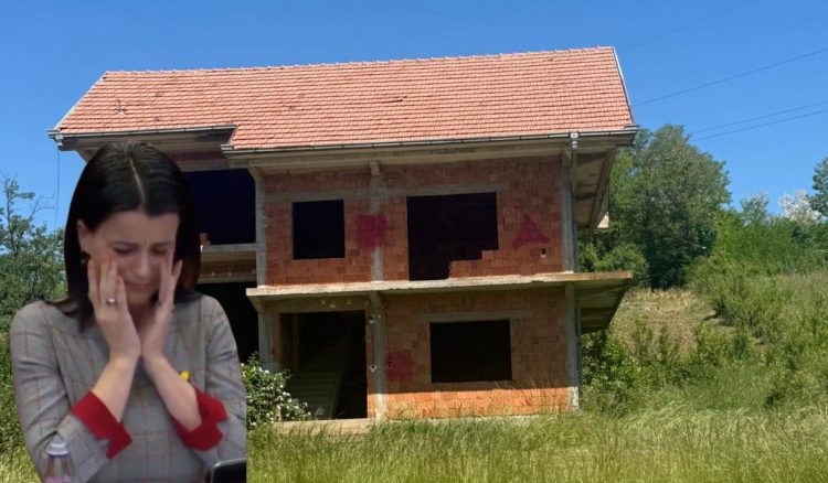 “Doja të hyja në dhomën ku ndodhi krimi, por s’munda” – Vasfije Krasniqi viziton shtëpinë ku u dhunua