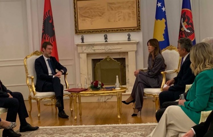 Haxhiu pret në takim ministrin e Jashtëm të Shqipërisë, Ferit Hoxha