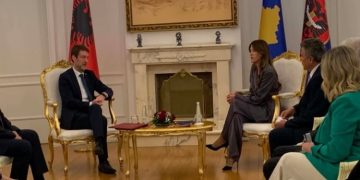 Ministri i Jashtëm i Shqipërisë nis takimet me krerët institucionalë dhe politikë në Kosovë