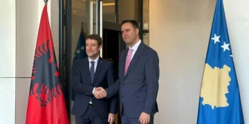 Konjufca takon homologun e tij, Hoxhen