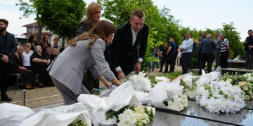 U.D e presidentes, Albulena Haxhiu, ka bërë homazhe në 27-vjetorin e të rënëve të familjes Kastrati